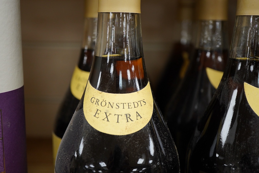 Gronstedts Extra Grand Cognac Fres Vieux, thirteen bottles and Glen Marnoch limited release Speyside single malt scotch whisky, one bottle in container (14)